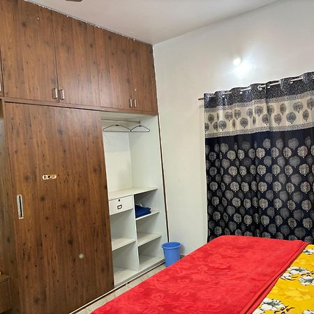 King Sized Bedroom & Kitchen for Decent Couples & Families 迈索尔 外观 照片