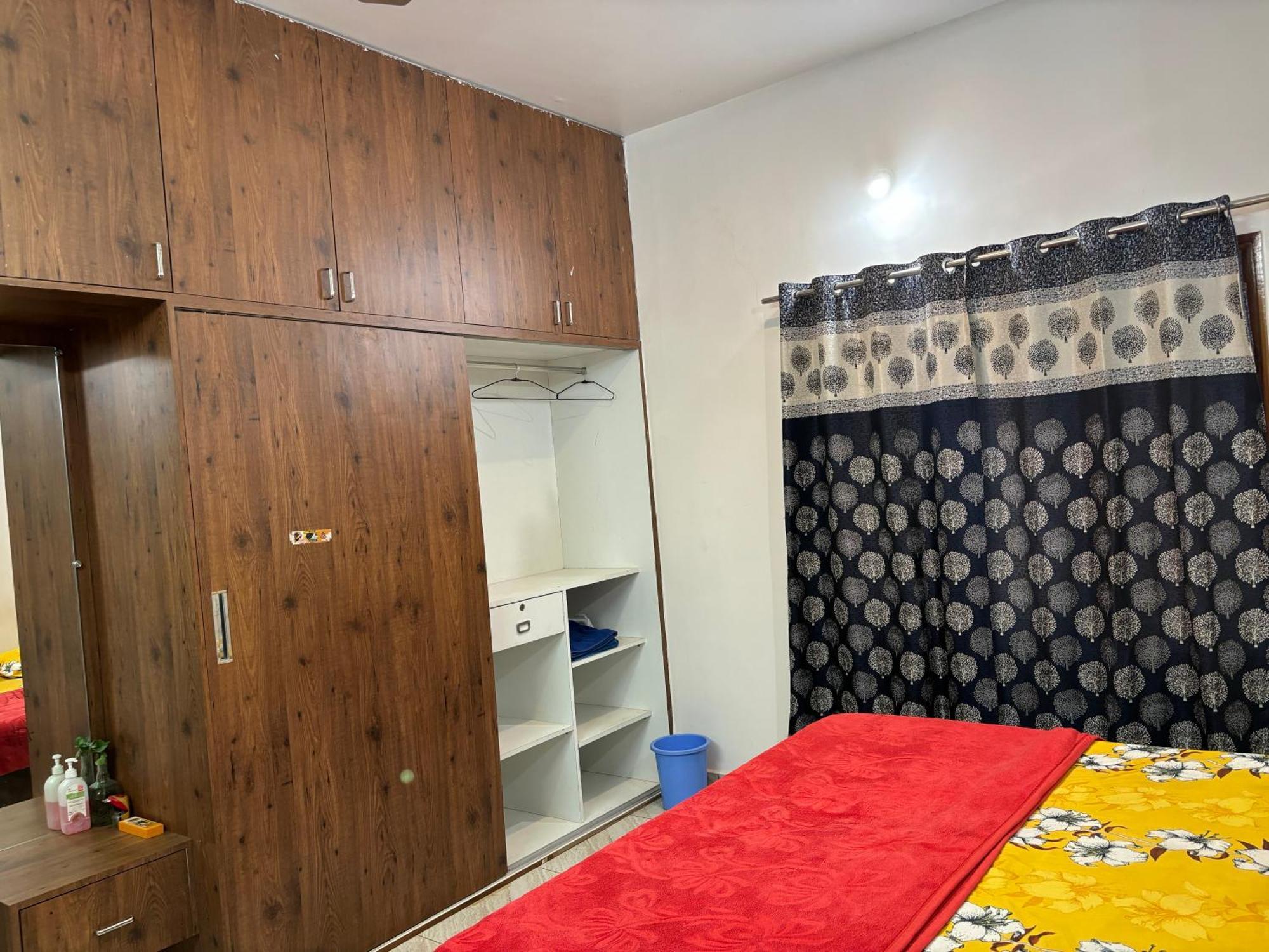 King Sized Bedroom & Kitchen for Decent Couples & Families 迈索尔 外观 照片